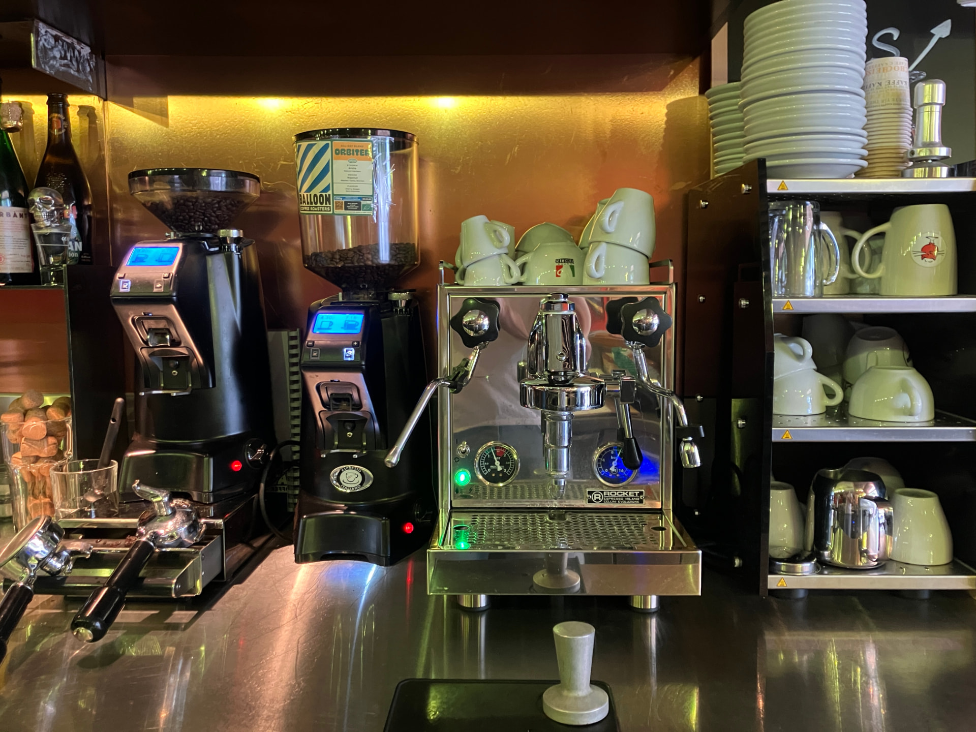 Die Rocket Espressomaschine im Roten Kater an der Bierstube — daneben die Mühle mit der Balloon Orbiter Bohne
